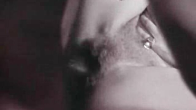 A nagy farkú srácok meztelen szukákat szarnak a erotikus videók ingyen diszkóklubban