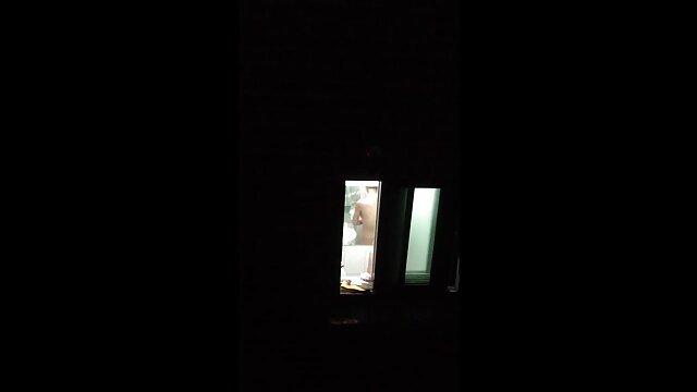 A meztelen házvezetőnő kötényben Rebel Lynn egy nagy farkat fényesít a ingyenes családi szex videók POV-kamerán