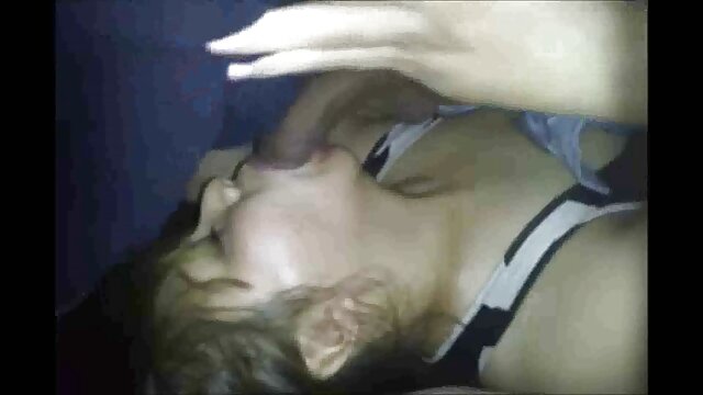A gruppen szex videó fiatal barna Stefanie kora reggel szopja a farkat, és keményen megdöngölték
