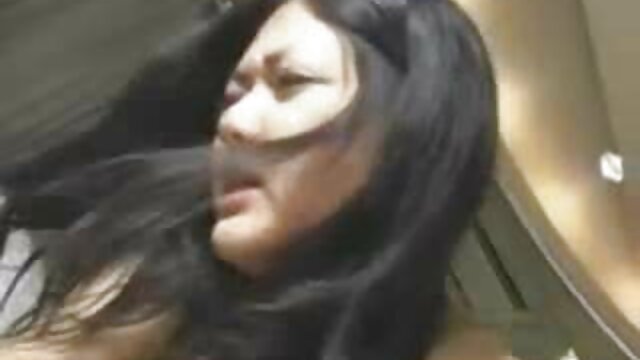 Két kanos csávó egy kéjes barna szobalány punciját ingyenes családi szex videók és végbélnyílását fúrja
