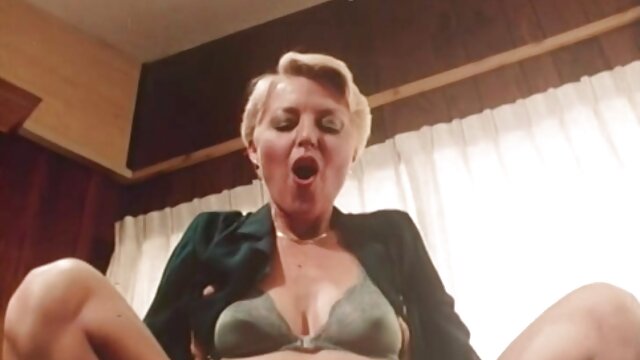 Az orosz kurva Lolly Blond kemény kakast szív, mielőtt lovagolna magyarul beszélő szex videók